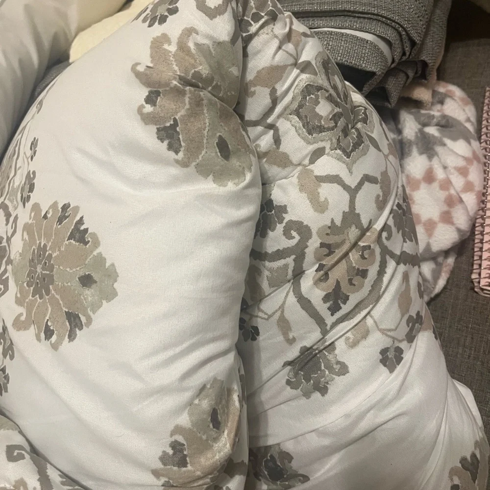 King Floral Medallion Comforter - Neutral Taupe & Gray on Cream